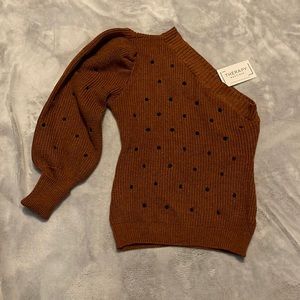 One shoulder entro boutique sweater
